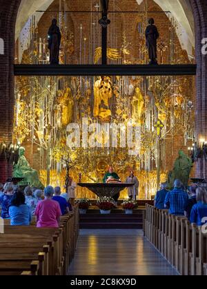 l'altare color ambra della chiesa brigitten di danzica Foto Stock