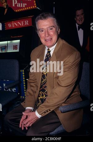 ***FILE PHOTO*** Regis Philbin è passato via di 88 anni. Regis Francis Xavier Philbin[1][2] (pronunciato /?ri?d??s ?f?lb?n/; nato il 25 agosto 1931) è un attore e cantante americano di media personalità e occasionali[3], noto per fronting vari talk e spettacoli di gioco. © Marzullo/MediaPunch. Foto Stock