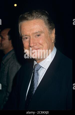 ***FILE PHOTO*** Regis Philbin è passato via di 88 anni. Regis Francis Xavier Philbin[1][2] (pronunciato /?ri?d??s ?f?lb?n/; nato il 25 agosto 1931) è un attore e cantante americano di media personalità e occasionali[3], noto per fronting vari talk e spettacoli di gioco. © Marzullo/MediaPunch. Foto Stock