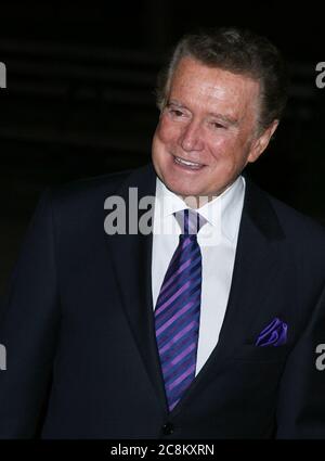 ***FILE PHOTO*** Regis Philbin è passato via di 88 anni. Personalità televisiva Regis Philbin partecipa alla festa della Vanity Fair per il 2009 Tribeca Film Festival al tribunale supremo dello stato il 21 aprile 2009 a New York City. RTLeon/MediaPunch Foto Stock