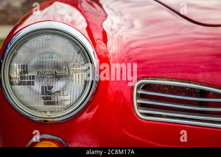 Jesup, GA - 17 marzo 2018: Volkswagen Karmann Ghia 1969 Red al Salone dell'Auto di San Patrizio di Jesup 2018. Foto Stock