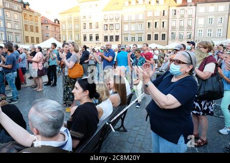 Varsavia, Polonia - Sabato 25 Luglio 2020 - una grande folla di locali e turisti si esibirà in un caldo sabato sera nella zona della città vecchia di Varsavia durante la crisi del Coronavirus, Alcuni mascherini indossano mentre cercano di mantenere la distanza sociale mentre i timori crescono su una seconda ondata di Covid in tutta Europa. Foto Steven maggio / Alamy Live News Foto Stock