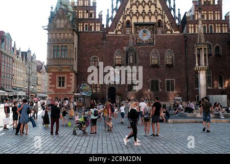 Wroclaw, Polonia 22 luglio 2020: Vecchio Municipio di Wroclaw - edificio tardo gotico sulla piazza del mercato di Breslavia Foto Stock