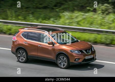 A 2014 Nissan X-Trail Tekna dCi CVT Orange Car suv Diesel sulla M6 autostrada vicino Preston a Lancashire, Regno Unito. Foto Stock