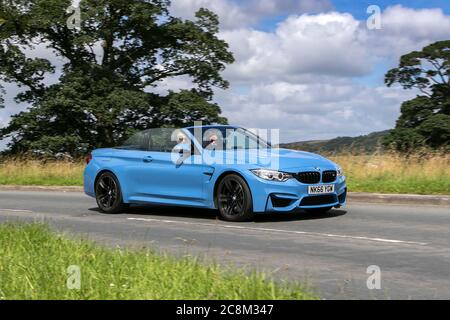BMW M4 S-A percorrendo l'autostrada M6 vicino a Preston in Lancashire, Regno Unito. Foto Stock
