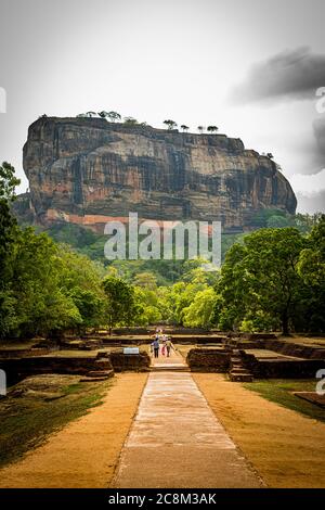 Percorso d'ingresso alla fortezza di Sigiriya Rock (roccia del Leone) nello Sri Lanka Foto Stock