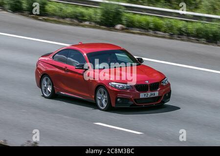 2015 rosso BMW 220D M Sport guida sull'autostrada M6 vicino a Preston in Lancashire, Regno Unito. Foto Stock