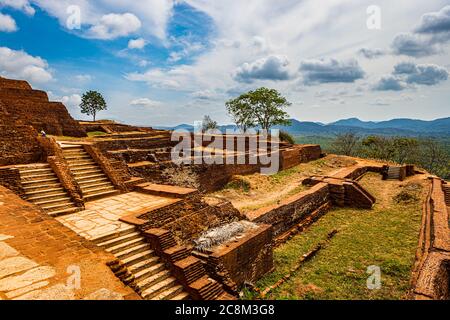 Terrazze del complesso del palazzo in cima a Sigiriya in Sri Lanka in una giornata di sole Foto Stock