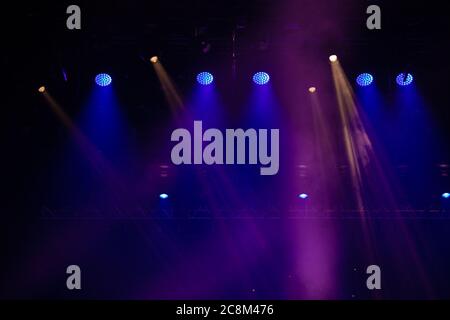 scena, luce da palco con faretti colorati e fumo Foto Stock