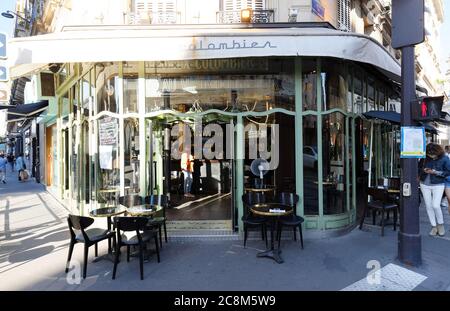 Vista del tipico caffè parigino Colombier. Si trova vicino al famoso viale Saint Germain a Parigi, in Francia. Foto Stock