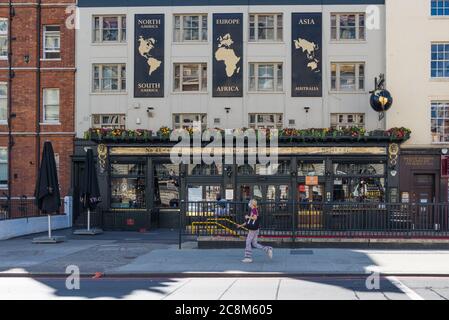 Il pub Globe si trova di fronte alla stazione della metropolitana di Baker Street a Marylebone Road, Londra, Inghilterra, Regno Unito Foto Stock