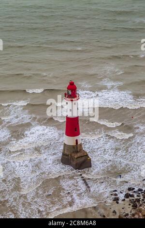 Faro di Beachy Head visto da una scogliera sopra Foto Stock