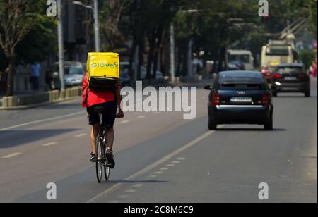 Bucarest, Romania - 30 giugno 2020: Un corriere di consegna di cibo di Glovo consegna consegna il cibo a Bucarest, Romania. Foto Stock