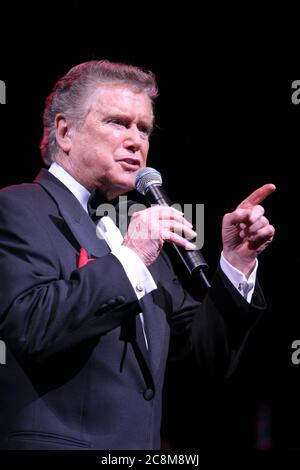 Hollywood, Stati Uniti d'America. 16 Marzo 2006. HOLLYWOOD, FL - 16 MARZO 2006: Regis Philbin suona dal vivo all'Hard Rock Hotel & Casino. Il 16 marzo 2006 a ft. Lauderdale, Florida. Persone: Regis Philbin Credit: Storms Media Group/Alamy Live News Foto Stock