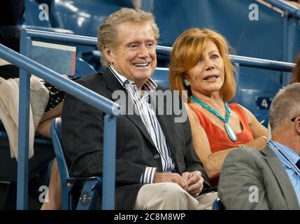 Queens, Stati Uniti d'America. 31 Agosto 2011. NEW YORK, NY - AGOSTO 31: Regis Philbin Joy Philbin guarda Andy Roddick degli Stati Uniti giocare contro Michael Russell degli Stati Uniti durante il terzo giorno del 2011 US Open presso l'USTA Billie Jean King National Tennis Center il 31 agosto, 2011 nel quartiere Flushing del quartiere Queens di New York City. Persone: Regis Philbin Joy Philbin Credit: Storms Media Group/Alamy Live News Foto Stock