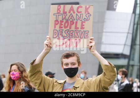 Amsterdam, Paesi Bassi. 25 luglio 2020. Membri della comunità LGBT e sostenitori protestano contro la Museumplein in occasione della pandemia di Coronavirus il 25 luglio 2020 ad Amsterdam, Paesi Bassi. La comunità LGBT protesta durante il Black Pride contro la violenza e il razzismo contro la violenza e la discriminazione della polizia. (Foto di Paulo Amorim/Sipa USA) Credit: Sipa USA/Alamy Live News Foto Stock