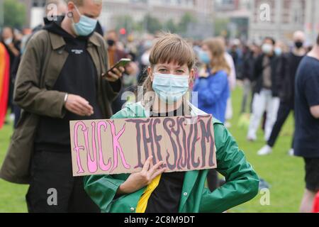 Amsterdam, Paesi Bassi. 25 luglio 2020. Membri della comunità LGBT e sostenitori protestano contro la Museumplein in occasione della pandemia di Coronavirus il 25 luglio 2020 ad Amsterdam, Paesi Bassi. La comunità LGBT protesta durante il Black Pride contro la violenza e il razzismo contro la violenza e la discriminazione della polizia. (Foto di Paulo Amorim/Sipa USA) Credit: Sipa USA/Alamy Live News Foto Stock