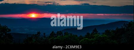 Serata di campagna Blue Ridge nel Parco Nazionale di Shenandoah lungo Skyline Drive Foto Stock