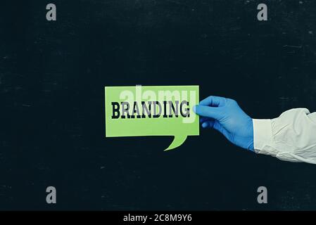 Scrittura di testo Branding. Foto di business che mostra la promozione di un prodotto o servizio di un particolare marchio visualizzati vuoti adesivi carta Acces Foto Stock