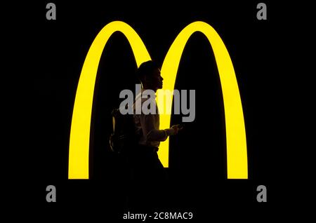 Hong Kong, Cina. 11 Nov 2019. Una passeggiata pedonale passa davanti a una catena di ristoranti fast-food americano hamburger marchio McDonald's visto a Hong Kong. Credit: Budrul Chukrut/SOPA Images/ZUMA Wire/Alamy Live News Foto Stock