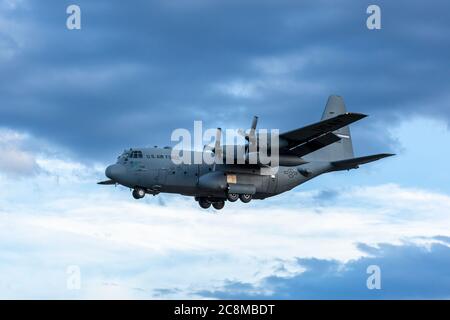 US Airforce C-130 Hercules che scende a terra Foto Stock