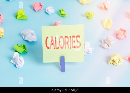 Calorie di testo per scrittura di parole. Foto di affari che mostra una quantità di cibo che ha un valore dell'energia di una grande caloria carta sminuzzata colorata si svuota Foto Stock