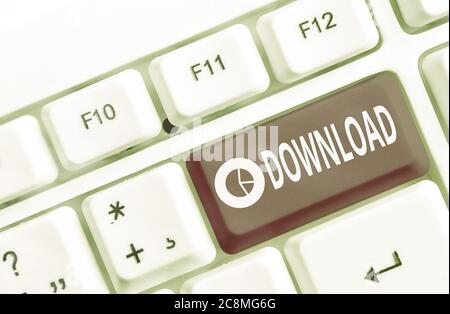Cartello con il messaggio Download. Testo foto aziendale atto o istanza di trasferimento di qualcosa in un'altra posizione tastiera colorata diversa con Acce Foto Stock
