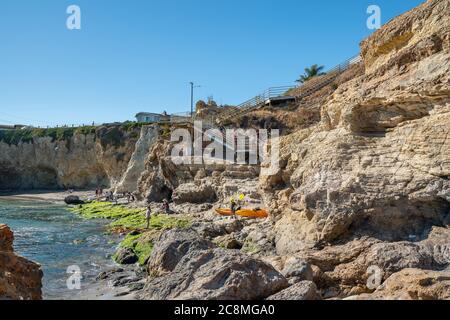 Shell Beach, California/USA- 23 luglio 2020 Cave kayak a Shell Beach, Central California Coast. Shell Beach è il posto migliore lungo la costa per di Foto Stock
