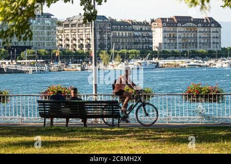 Equitazione in bicicletta a Ginevra in Svizzera - GINEVRA, SVIZZERA - 8 LUGLIO 2020 Foto Stock
