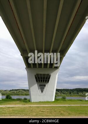 Ponte Jurbarkas-Kiduliai a Jurbarkas, Lituania (il ponte del secolo) Foto Stock