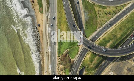 Vista aerea di Arendariz in discesa, Miraflores città e la barriera corallina di Costa Verde a Lima, Perù. Foto Stock