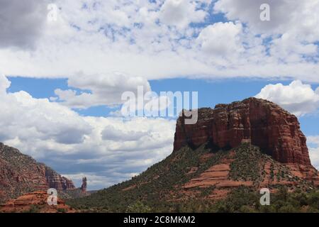 Bell Rock, Sedona Arizona durante la stagione estiva del monsone. Foto Stock