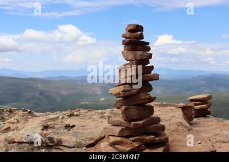 Le rocce bilanciate segnano tipicamente prove o percorsi, questo è stato trovato lungo il Mogollon Rim nel nord dell'Arizona. Foto Stock