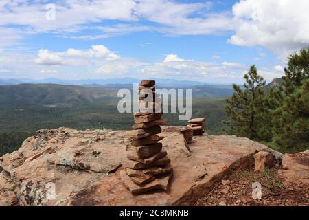 Cairns lungo il sentiero sul Mogollon Rim, nel nord dell'Arizona, durante la stagione monsone. Foto Stock