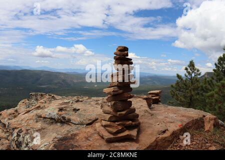 Cairns lungo il Mogollon Rim nell'Arizona settentrionale durante la stagione estiva del monsone. Foto Stock