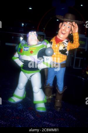 Las Vegas, Nevada, USA 23 gennaio 1996 personaggi Disney Toy Story Buzz Lightyear e Woody partecipano alla VSDA Convention il 23 gennaio 1996 come Las Vegas Convention Center a Las Vegas, Nevada, USA. Foto di Barry King/Alamy Stock foto