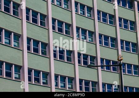 Lisbona Portogallo 25 luglio 2020 Vista della facciata di edifici moderni nel centro di Lisbona, la città costiera collinare capitale del Portogallo e oltre Foto Stock