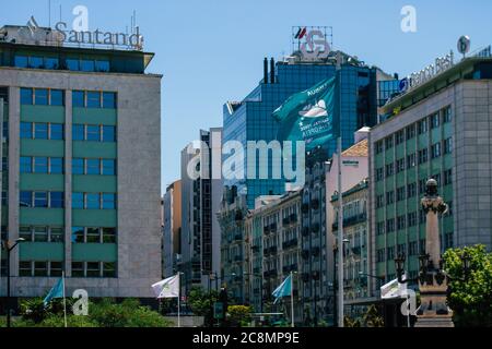 Lisbona Portogallo 25 luglio 2020 Vista della facciata di edifici moderni nel centro di Lisbona, la città costiera collinare capitale del Portogallo e oltre Foto Stock