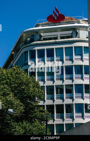 Lisbona Portogallo 25 luglio 2020 Vista della facciata di edifici moderni nel centro di Lisbona, la città costiera collinare capitale del Portogallo e oltre Foto Stock