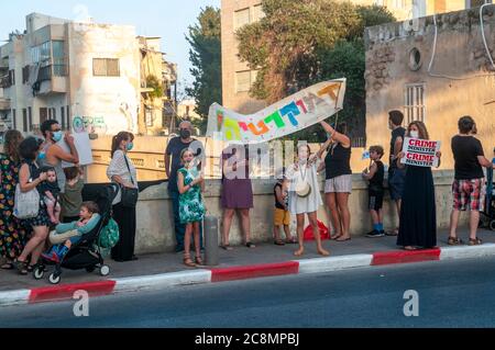 Migliaia di attivisti nazionali della 'bandiera nera' protestano contro Binyamin (Bibi) Netanyahu che sta affrontando 3 accuse di corruzione nei tribunali israeliani. I manifestanti sostengono che una persona corrotta non è adatta ad essere primo ministro. Netanyahu (ministro del crimine dell'AKA) sta facendo tutto il possibile per mantenere il suo posto e ritardare la sua giornata in tribunale, incluso l'utilizzo dell'attuale pandemia globale per combattere per la sua sopravvivenza personale. Fotografato su Yefet Street a Jaffa, Israele il 25 2020 luglio Foto Stock