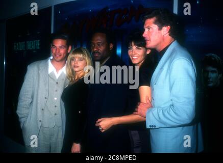 Las Vegas, Nevada, USA 23 gennaio 1996 attore Eddie Cibrian, attrice Donna D'Errico, attore Gregory Alan Williams, attrice Angie Harmon e attore David Hasselhoff partecipa alla VSDA Convention il 23 gennaio 1996 come Las Vegas Convention Center a Las Vegas, Nevada, USA. Foto di Barry King/Alamy Stock foto Foto Stock