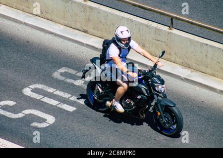 Lisbona Portogallo 25 luglio 2020 Vista di persone non identificate che guidano una motocicletta nelle strade di Lisbona, la città costiera collinare capitale del Portogallo An Foto Stock