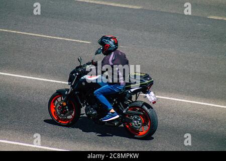 Lisbona Portogallo 25 luglio 2020 Vista di persone non identificate che guidano una motocicletta nelle strade di Lisbona, la città costiera collinare capitale del Portogallo An Foto Stock