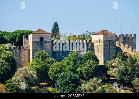 Lisbona Portogallo 25 luglio 2020 Vista panoramica degli edifici storici nel centro di Lisbona, la capitale collinare costiera del Portogallo e via Foto Stock