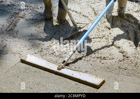 Posa nuovo marciapiede in cemento bagnato su marciapiedi appena versato Foto Stock