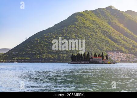 Vista panoramica dell'isola di San Giorgio con un monastero secolare e cimitero e alti cipressi nella famosa baia di Kotor, vicino a Perast, Montenegro Foto Stock