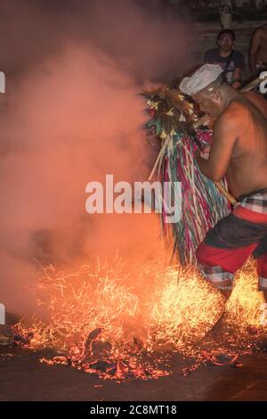 Danza balinese del fuoco Kecak Foto Stock