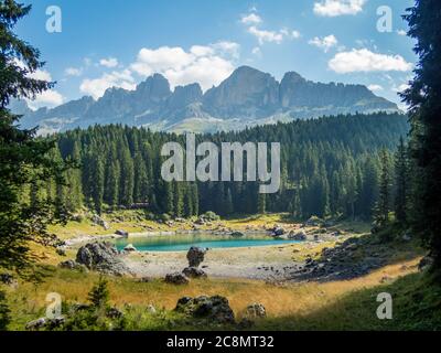 Il Karersee sotto il Passo del Karerai piedi del massiccio del Latemar in Alto Adige, Italia Foto Stock