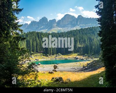 Il Karersee sotto il Passo del Karerai piedi del massiccio del Latemar in Alto Adige, Italia Foto Stock