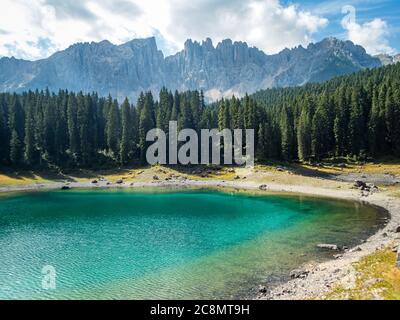 Il Karersee sotto il Passo del Karerai piedi del massiccio del Latemar in Alto Adige, Italia Foto Stock